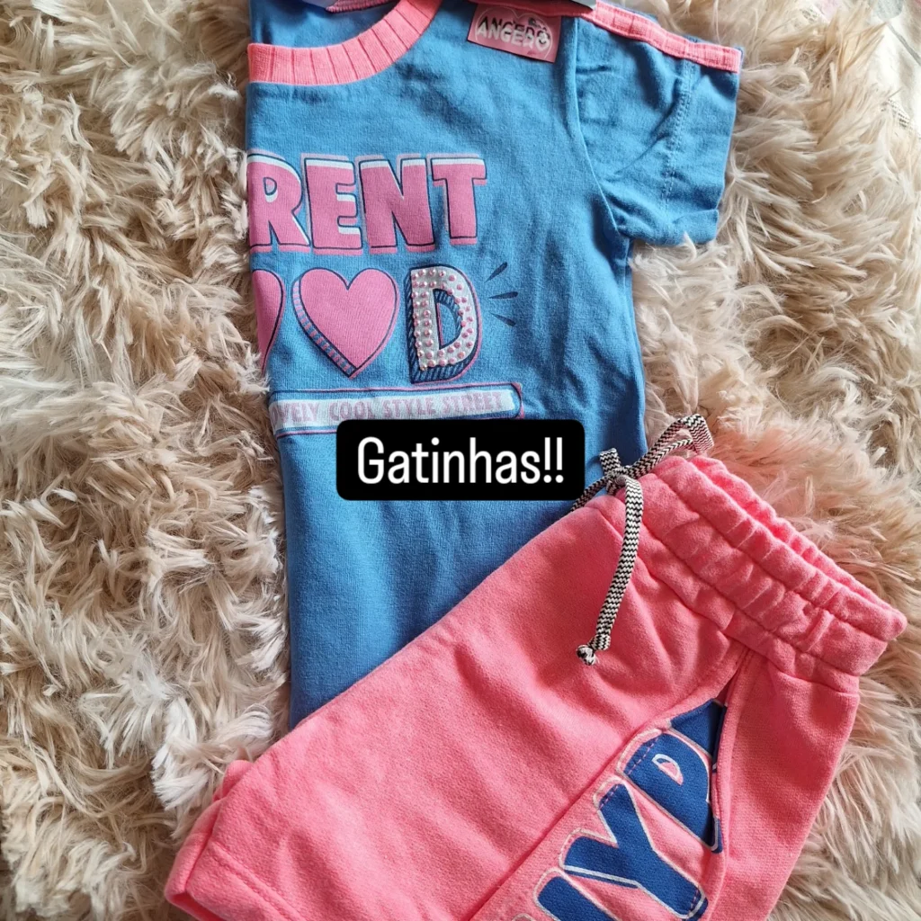 Conjunto menina Angerô. 02 peças short moletom e blusa com estampa em alto relevo.