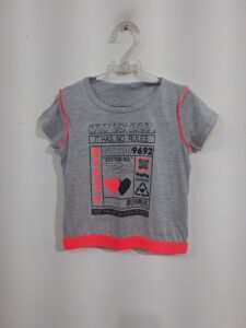 Blusa cinza com detalhe rosa