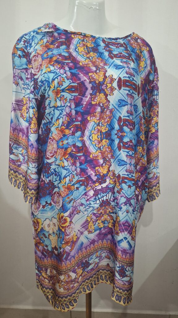 Blusa acetinada tipo bata estampada